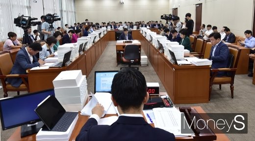 [머니S포토] 2018 회계연도 결산심사, 국회 보건위 개회