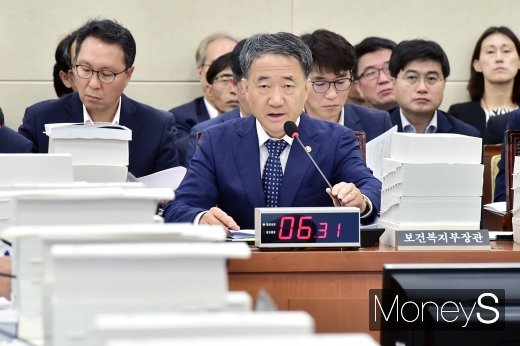 [머니S포토] 아사 탈북모자, 답하는 박능후 장관