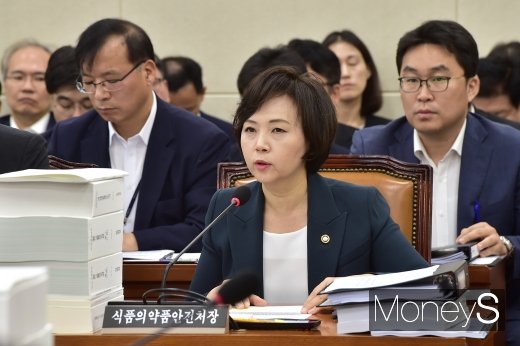 [머니S포토] 국회 보건위, 질의 답하는 이의경 식품의약처장