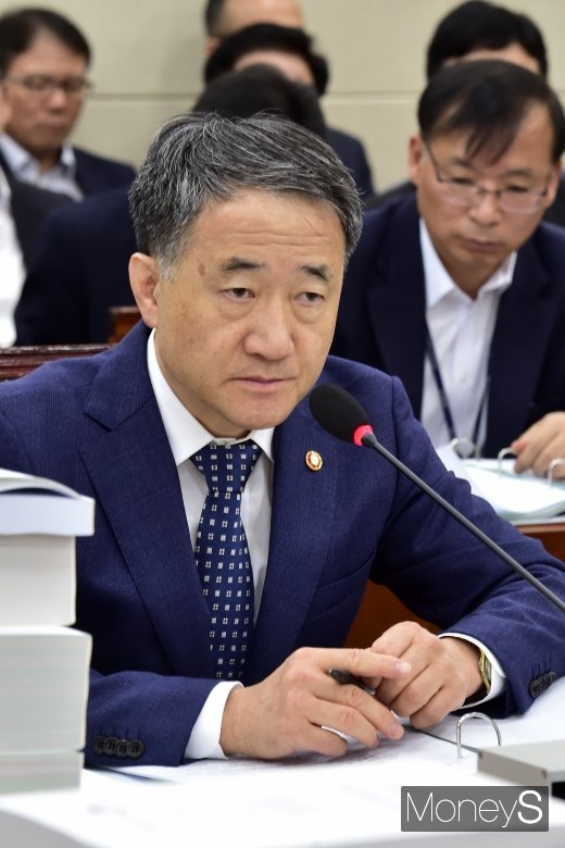 [머니S포토] 질의 경청하는 박능후 장관