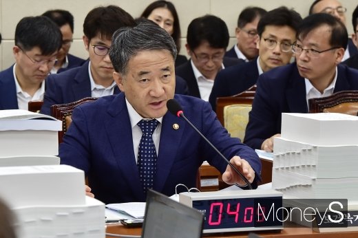 [머니S포토] 아사 탈북모자 관련 답하는 박능후 장관