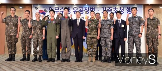 [머니S포토] 정경두 국방장관 '임무수행 유공장병들과 함께'