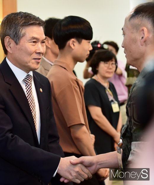 [머니S포토] 정경두 장관, 조은누리 발견 박상진 원사 격려