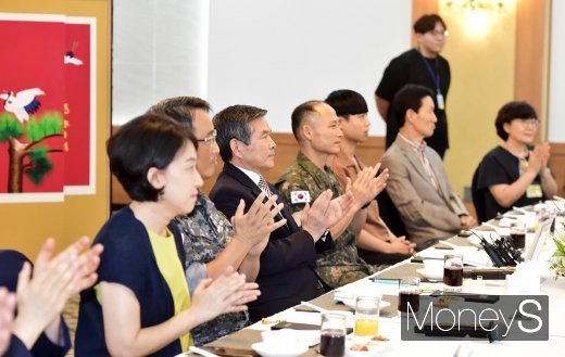 [머니S포토] 정경두 국방장관, 임무수행 유공 장병·가족 초청
