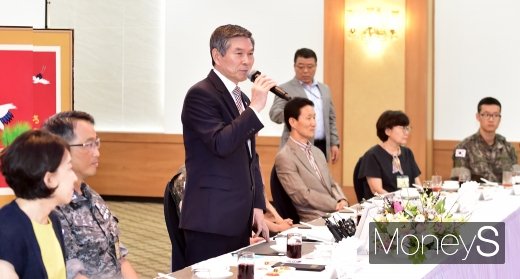 [머니S포토] 유공장병 격려하는 정경두 국방장관