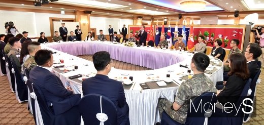 [머니S포토] 정경두 장관, 임무수행 유공장병 격려