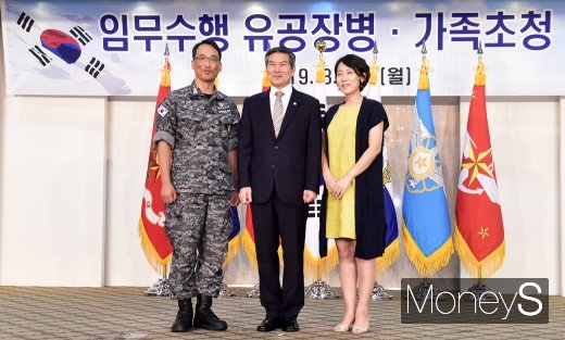 [머니S포토] 정경두 장관, 강기영 중령 부부와 기념촬영