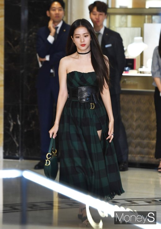 [머니S포토] 블랙핑크 지수, 백화점 시선 싹쓸이