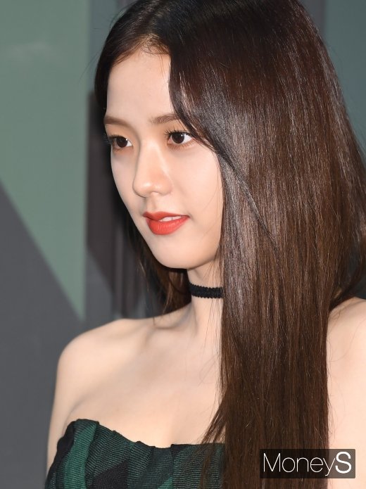 [머니S포토] 블랙핑크 지수, 과감한 어깨라인… 