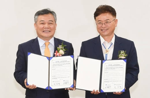 사진 오른쪽부터 이철우 경북도지사, 최창학 한국국토정보공사 사장. /사진=경상북도 제공.