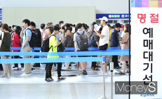 [머니S포토] 한가위 고향 가는 첫 발자국