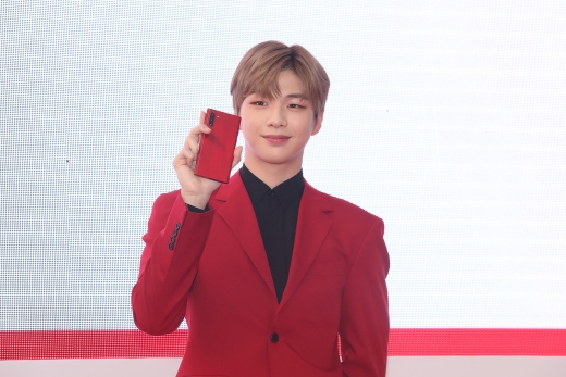 19일 KT 5G 론칭파티에 참석한 가수 강다니엘. /사진=KT
