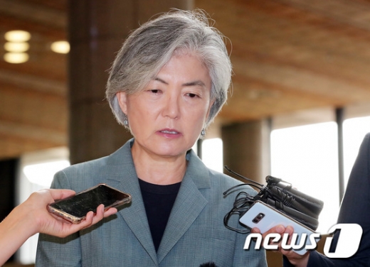 제9차 한중일 외교장관회의에 참석하는 강경화 외교부 장관이 20일 오전 서울 강서구 김포국제공항을 통해 출국하기에 앞서 취재진 질문에 답변하고 있다. /사진=뉴스1