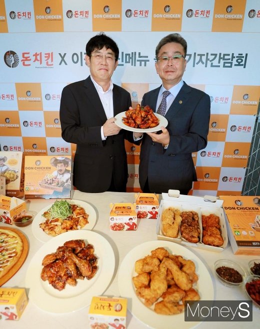 [머니S포토] 돈치킨X이경규 신메뉴 출시 '허니마라치킨'