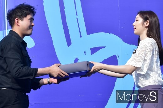 [머니S포토] 블루박스 전달하는 김연아