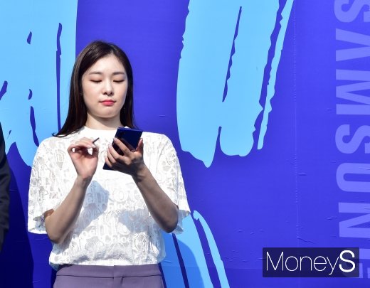 [머니S포토] 김연아가 사용하는 갤럭시노트 10