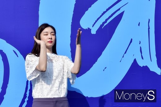 [머니S포토] 따사로운 햇볕, 손부채질하는 연아퀸