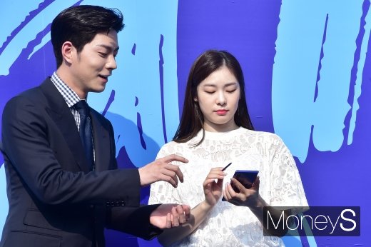 [머니S포토] SKT 노트10 행사 참석한 김연아와 홍종현