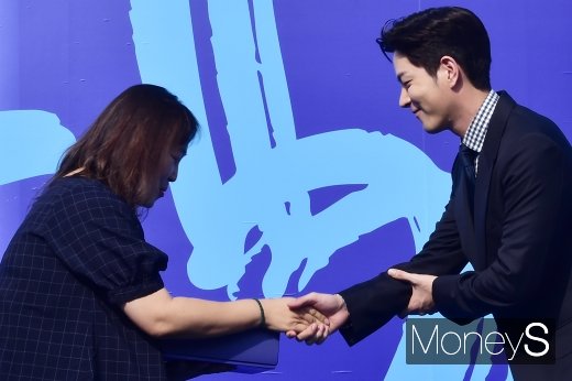 [머니S포토] 고객과 인사 나누는 홍종현