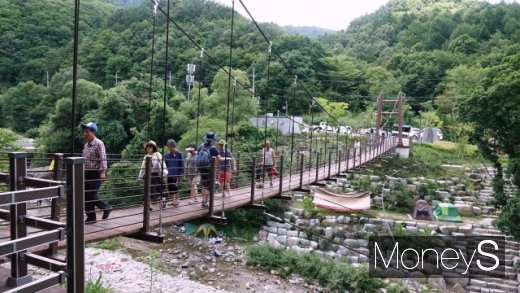 용추폭포 계곡을 잇는 구름다리. /사진=박성기 여행 칼럼니스트