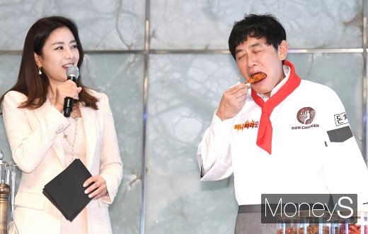[머니S포토] 이경규 '달콤하고 매콤한 허니마라치킨'