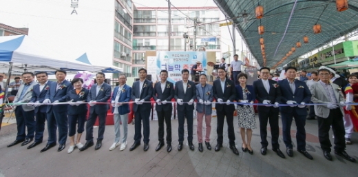 19일 의왕시 부곡도깨비시장 시설개선사업 준공식에서 김상돈 의왕시장(오른쪽 일곱번째)이 관계자들과 테이프 커팅식을 하고 있다. / 사진제공=의왕시
