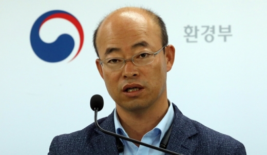 김영민 환경부 교통환경과장은 20일 정부세종청사 환경부 기자실에서 '아우디·포르쉐 경유차 8종, 배출가스 불법조작 적발' 브리핑을 하고 있다. /사진=뉴스1 장수영 기자