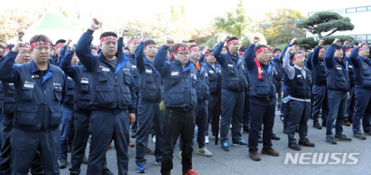 한국지엠의 대주주인 제네럴모터스(GM)과 KDB산업은행 등 관계자들이 주총을 갖고 연구개발 법인 분할 안건을 가결시킨 지난달 19일 오후 인천시 부평 한국GM 공장 본관 입구에서 노조원들이 투쟁 구호를 외치고 있다./사진=뉴시스 