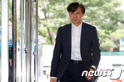 조국 법무부 장관 후보자가 지난 19일 오전 국회 인사청문회 준비를 위해 서울 종로구 적선현대빌딩에 마련된 사무실로 출근하고 있다. /사진=뉴스1