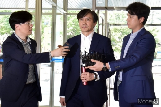 조국 법무부 장관 후보자(가운데)가 지난 19일 인사청문회 준비와 관련해 서울 종로구 적선현대빌딩으로 출근하던 중 취재진 질문을 받고 있다. /사진=임한별 기자