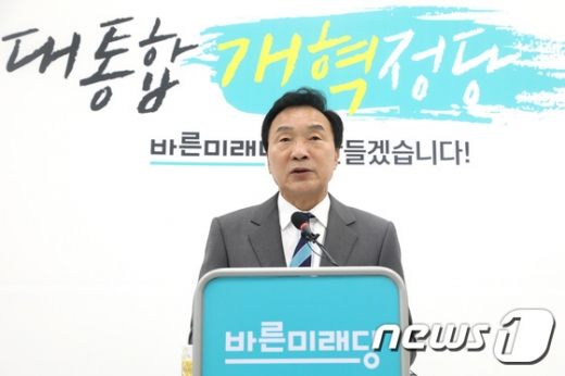 손학규 바른미래당 대표가 20일 오전 서울 여의도 국회에서 당내 갈등을 봉합하고 야권 정계 개편 내용을 담은 ‘손학규 선언’을 하고 있다. /사진=뉴스1