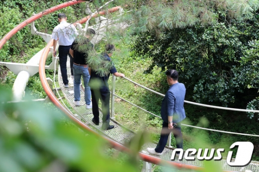 지난 19일 오후 대구 달서구 두류동의 놀이공원 이월드에서 놀이기구 안전사고 현장감식을 앞두고 경찰 관계자들이 사고현장을 살펴보고 있다. /사진=뉴스1
