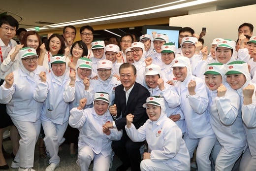 문재인 대통령은 20일 전라북도 익산시 망성명 (주)하림 본사를 방문해 하림그룹의 농식품 분야 대규모 투자와 일자리 창출 현황을 보고받고 임직원들을 격려했다. /사진=하림그룹 제공