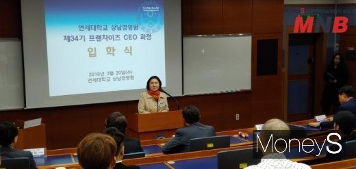 김금자 총동문회장이 지난 34기 입학식에서  인사의 환영인사 모습 (사진=강동완 기자)