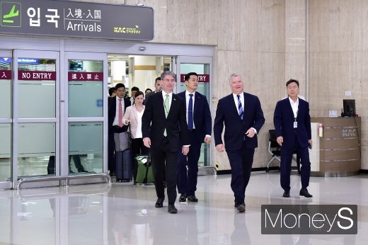 [머니S포토] 스티븐 비건 미국 대북특별대표, 김포공항 통해 입국