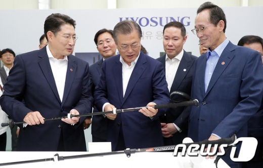 조현준 효성 회장의 설명을 들으며 탄소섬유 활용 제품을 살펴보는 문재인 대통령 모습. /사진=뉴스1(청와대 제공)  
