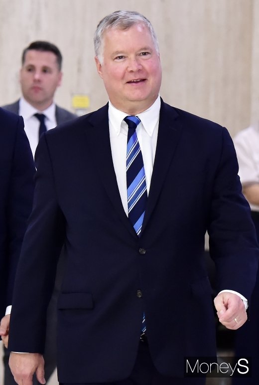 [머니S포토] 밝은 표정의 스티븐 비건 대표