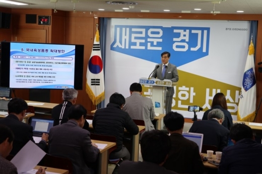 지난 4월 외래품종 벼 대체 관련 브리핑을 가지고 있는 김석철 경기도농업기술원장. / 사진제공=경기도