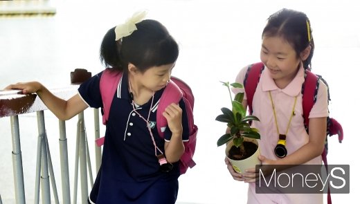 [머니S포토] 전국 초등학교 개학, 친구와의 재회