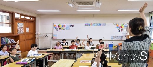 [머니S포토] 전국 초등학교 개학, 방학중에 키 큰 친구 손들어보세요