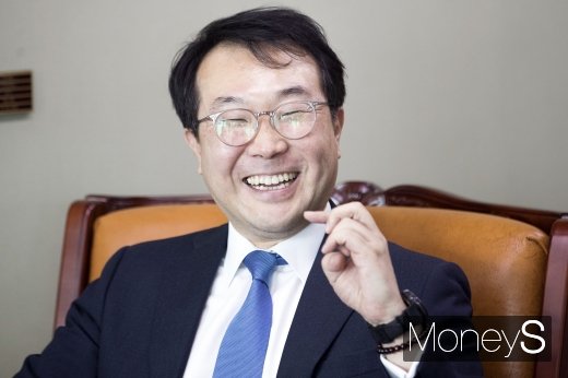 [머니S포토] 밝은 표정의 이도훈 한반도평화교섭 본부장