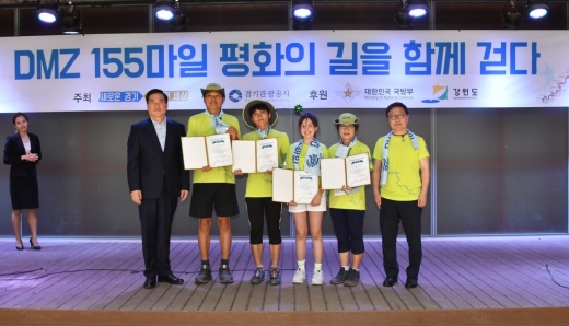 수료증을 받은 대원들. / 사진제공=경기북부청