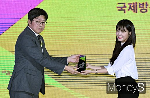 [머니S포토] BCWW 홍보대사 위촉패 받는 정은지