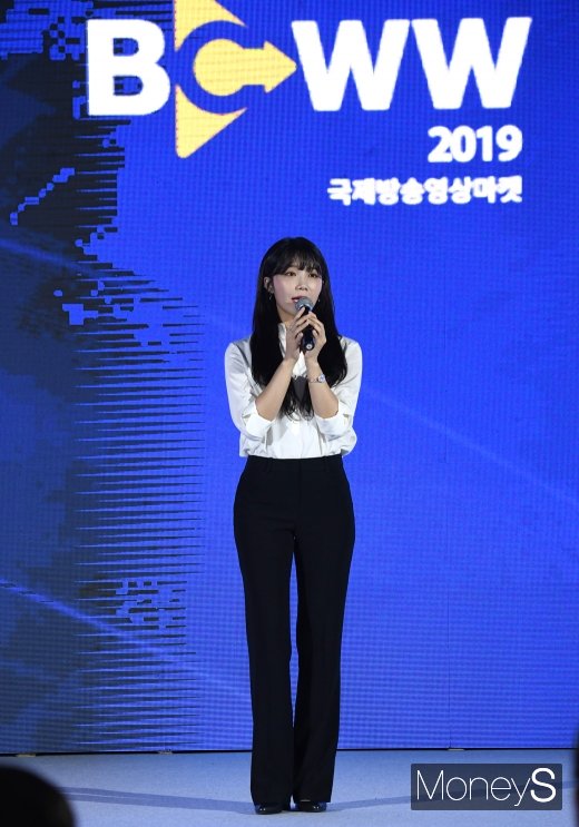 [머니S포토] 정은지, 블랙&화이트로 단정한 패션 완성