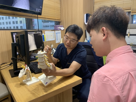 [건강] 잘못된 자세로 보낸 홈캉스… 휴식 취하려다 건강 해쳐