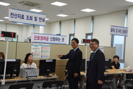 이동신 부산국세청장이 21일 부산 수영세무서를 방문했다./사진제공=부산국세청 