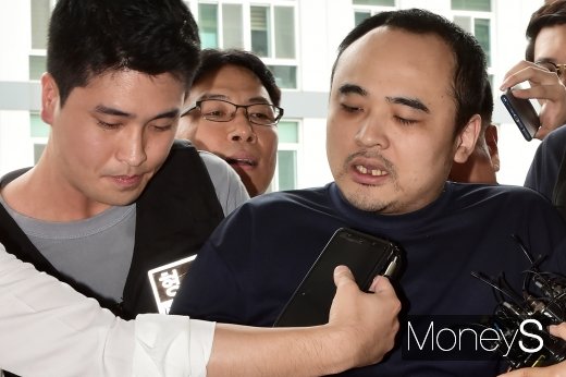 [머니S포토] 취재진 질문에 끝까지 답하는 장대호