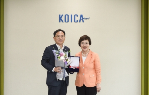 21일 경기도 성남시 코이카 본부에서 개최한 대한항공 해외파견인력 안전지원 감사패 수여식에서 지상휘 대한항공 총무부 팀장(왼쪽)과 이미경 코이카 이사장이 기념사진을 촬영하고 있다. /사진=코이카