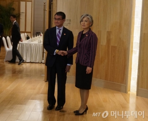 제9차 한·일·중 외교장관회의 참석차 베이징을 방문중인 강경화 외교부 장관(오른쪽)이 21일 한일 외교장관 회담에 앞서 고노 다로 일본 외무상과 악수하고 있다. /사진=베이징 공동취재단