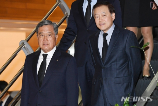 방상훈 조선일보 사장(왼쪽). /사진=뉴시스    